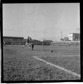 Fotografia "Jogos Campeonato Carioca; 'CAMPEONATO CARIOCA DE 1963' de PROFISSIONAIS (1º Turno) Jogos Vasco x Fluminense (3 x 1) Botafogo x Canto do Rio (3 x 0) America x Madureira (5 x 2) e Olaria x Portuguesa, Reportagem de Esporte" ([Local n/d] , 1963) [negativo]. / Fotógrafo(a): Equipe.  -- ITEM-0306.