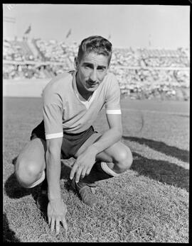 Fotografia "Futebol, treino do Selecionado Brasileiro no Chile" ([Local n/d] , [Data n/d]) [negativo]. / Fotógrafo(a): [Autoria n/d].  -- ITEM-0020.