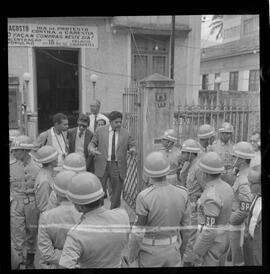 Fotografia "Conflitos' Violência Polícial no Sindicato dos Têxteis (Deputado Hercules Correia preso por defender as reformas de bases), Reportagem de Oscar Cardoso" ([Local n/d] , 1963) [negativo]. / Fotógrafo(a): Luiz Santos; Alvaro.  -- ITEM-0011.