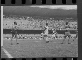 Fotografia "CAMPEONATO CARIOCA DE PROFISSIONAIS DE 1963' (1º Turno) Jogo Vasco da Gama x Olaria (1 x 0) no Maracanã" ([Local n/d] , 1963) [negativo]. / Fotógrafo(a): Demócrito; Ribeiro.  -- ITEM-0077.