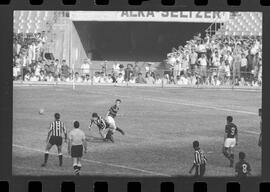 Fotografia "FUTEBOL = 'CAMPEONATO CARIOCA DE PROFISSIONAIS' Jogo Flamengo x Botafogo (3 x 1), America x Portuguesa (2 x 1), Madureira x Bangu (1 x 2), C. Grande x S. Cristovão (1 x 0) e C. Rio x Olaria (1 x 7), Reportagem de Esporte" ([Local n/d] , 1963) [negativo]. / Fotógrafo(a): Equipe.  -- ITEM-0240.