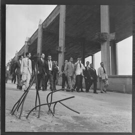 Fotografia "Visita do Lacerda ao Estádio do Maracanã c/ Antonio Carlos; LACERDA.. Carlos - visita Mstadio do Maracanã - para ver ver as obras - que foram iniciadas com Sete Camaras" ([Local n/d] , 1961) [negativo]. / Fotógrafo(a): Ribeiro.  -- ITEM-0015.