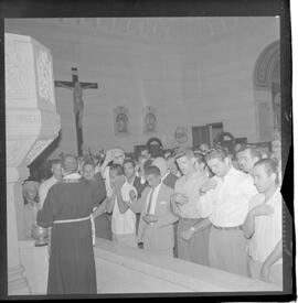 Fotografia "IGREJA SÃO SEBASTIÃO' 1º Sexta-feira de Agosto - Missa na Igreja dos Capuchinhos, Reportagem de Duarte" ([Local n/d] , 1963) [negativo]. / Fotógrafo(a): José Gomes.  -- ITEM-0002.