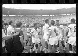 Fotografia "FLUMINENSE X BONSUCESSO; 'CAPEONATO [CAMPEONATO] CARIOCA DE FUTEBOL PROFISSIONAIS' Jogo no Maracanã - Fluminense x Bonsucesso (3x0), sendo que este jogo foi anulado devido a irregularidade havida), Reportagem de Esporte" ([Local n/d] , 1963) [negativo]. / Fotógrafo(a): Demócrito; Ribeiro.  -- ITEM-0011.