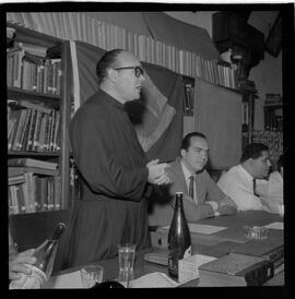 Fotografia "Homenagem ao João Pinheiro Neto, na Vila Portuária, Reportagem de [sem repórter]" ([Local n/d] , 1963) [negativo]. / Fotógrafo(a): Ribeiro.  -- ITEM-0001.