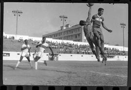 Fotografia "Jogos Campeonato Carioca; 'CAMPEONATO CARIOCA DE 1963' de PROFISSIONAIS (1º Turno) Jogos Vasco x Fluminense (3 x 1) Botafogo x Canto do Rio (3 x 0) America x Madureira (5 x 2) e Olaria x Portuguesa, Reportagem de Esporte" ([Local n/d] , 1963) [negativo]. / Fotógrafo(a): Equipe.  -- ITEM-0152.