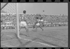 Fotografia "CAMPEONATO CARIOCA DE PROFISSIONAIS DE 1963 (1º TURNO) Jogos - Campeonato Carioca. Flamengo x Madureira (5 x 0) - Vasco x América (2 x 0) e Fluminense x Portuguesa (1 x 1). e Peter Kedzierski, homem voador dos EUA, (Vôo)" ([Local n/d] , 1963) [negativo]. / Fotógrafo(a): Equipe.  -- ITEM-0067.