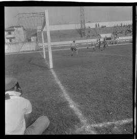 Fotografia "CAMPEONATO CARIOCA DE PROFISSIONAIS de 1963' FUTEBOL" ([Local n/d] , 1963) [negativo]. / Fotógrafo(a): Equipe.  -- ITEM-0001.