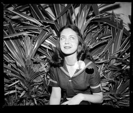 Fotografia "Renata Baumgartner, candidata ao concurso ('Rainha do Verão' 1952), Reportagem Geral" ([Local n/d] , 1952) [negativo]. / Fotógrafo(a): Equipe.  -- ITEM-0003.
