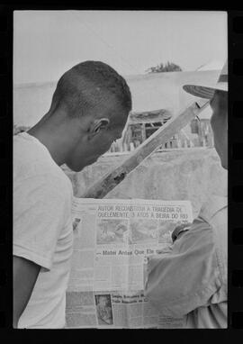 Fotografia "CRIME DE QUELEMENTE' EM COELHO DA ROCHA' Crime do Radialista em Coelho da Rocha (Suite com os assassinos, Manoel Lusia e Julio Araujo da Silva, assassinos de Amaro Florencio da Paz, o 'Quelemente')" ([Local n/d] , 1963) [negativo]. / Fotógrafo(a): Luiz Pinto.  -- ITEM-0007.