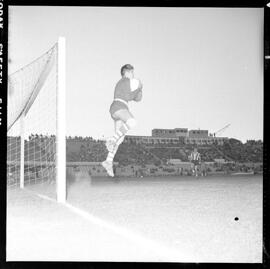 Fotografia "Futebol - Brasil x Paraguai" ([Local n/d] , [Data n/d]) [negativo]. / Fotógrafo(a): Equipe.  -- ITEM-0008.