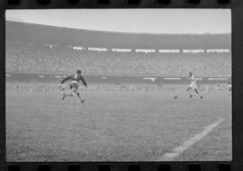 Fotografia "CAMPEONATO CARIOCA DE PROFISSIONAIS DE 1963 (1º TURNO) Jogos - Campeonato Carioca. Flamengo x Madureira (5 x 0) - Vasco x América (2 x 0) e Fluminense x Portuguesa (1 x 1). e Peter Kedzierski, homem voador dos EUA, (Vôo)" ([Local n/d] , 1963) [negativo]. / Fotógrafo(a): Equipe.  -- ITEM-0014.