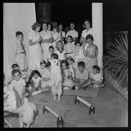 Fotografia "Dr. Bocayuva - Aniversário dos gêmeos (seus filhos)" ([Local n/d] , [Data n/d]) [negativo]. / Fotógrafo(a): A. Veneziano.  -- ITEM-0012.