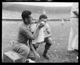 Fotografia "Futebol - Flamengo x Fluminense (contusão sofrida por Castilho), Esportes" ([Local n/d] , [Data n/d]) [negativo]. / Fotógrafo(a): [Autoria n/d].  -- ITEM-0003.