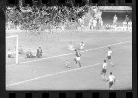 Fotografia "CAPEONATO [CAMPEONATO] CARIOCA DE 1963' (PROFISSIONAIS) (1º Turno) Jogo Famengo [Flamengo] x Campo Grande (5 x 0); Jogo Flamengo e Campo Grande, Reportagem de Esporte" ([Local n/d] , 1963) [negativo]. / Fotógrafo(a): Ribeiro; Demócrito.  -- ITEM-0051.