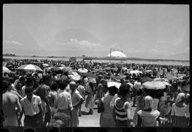 Fotografia "Banho a fantasia em Ramos e homenagem a Última Hora na Ilha do Governador" ([Local n/d] , [Data n/d]) [negativo]. / Fotógrafo(a): Rodo.  -- ITEM-0017.