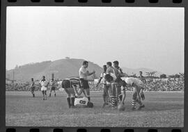 Fotografia "CAMPEONATO CARIOCA DE PROFISSIONAIS DE 1963' (1º TURNO) Jogo Botafogo x Campo Grande (2 x 0)" ([Local n/d] , 1963) [negativo]. / Fotógrafo(a): Demócrito; Ribeiro.  -- ITEM-0045.