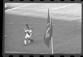 Fotografia "Jogos Campeonato Carioca; 'CAMPEONATO CARIOCA DE 1963' de PROFISSIONAIS (1º Turno) Jogos Vasco x Fluminense (3 x 1) Botafogo x Canto do Rio (3 x 0) America x Madureira (5 x 2) e Olaria x Portuguesa, Reportagem de Esporte" ([Local n/d] , 1963) [negativo]. / Fotógrafo(a): Equipe.  -- ITEM-0132.