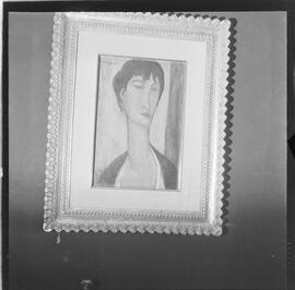 Fotografia "QUADRO DE 5 MILHÕES; ARTE = EXPOSIÇÃO GELERIA [GALERIA] MONTEMATRE' QUADRO QUE VALE CINCO MILHÕES DE AMADEO - MODIGLIANi" ([Local n/d] , 1961) [negativo]. / Fotógrafo(a): P. ANDRÉ.  -- ITEM-0003.