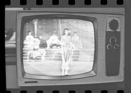 Fotografia "MISS UNIVERSO DE 1963' Miss Brasil na T.V. nos EE.UU. (Reportagem com desfilie [desfile] do Concurso de 'Miss' Universo 1963, com eleição da Brasileira Srta. Iêda Maria Vargas) (Reportagem pela televisão)" ([Local n/d] , 1963) [negativo]. / Fotógrafo(a): Veneziano.  -- ITEM-0007.