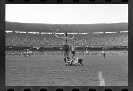 Fotografia "Jogos Campeonato Carioca; 'CAMPEONATO CARIOCA DE 1963' de PROFISSIONAIS (1º Turno) Jogos Vasco x Fluminense (3 x 1) Botafogo x Canto do Rio (3 x 0) America x Madureira (5 x 2) e Olaria x Portuguesa, Reportagem de Esporte" ([Local n/d] , 1963) [negativo]. / Fotógrafo(a): Equipe.  -- ITEM-0077.