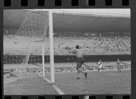 Fotografia "CAMPEONATO CARIOCA DE PROFISSIONAIS DE 1963' (1º Turno) Jogo Vasco da Gama x Olaria (1 x 0) no Maracanã" ([Local n/d] , 1963) [negativo]. / Fotógrafo(a): Demócrito; Ribeiro.  -- ITEM-0076.