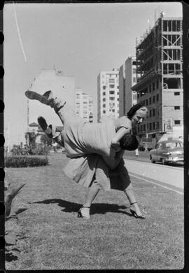 Fotografia "Jiu Jitsu em plena via pública com Carlos Renato , Repórter: Carlos Renato" ([Local n/d] , [Data n/d]) [negativo]. / Fotógrafo(a): Equipe.  -- ITEM-0007.