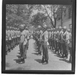Fotografia "Visita do General Oswino ao C.P.O.R.; EXERCITO. CPOR- visita do comandante do 1º General Osvino Ferreira Alves" ([Local n/d] , 1962) [negativo]. / Fotógrafo(a): Luiz Santos.  -- ITEM-0002.