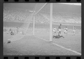 Fotografia "CAMPEONATO CARIOCA DE PROFISSIONAIS DE 1963 (1º TURNO) Jogos - Campeonato Carioca. Flamengo x Madureira (5 x 0) - Vasco x América (2 x 0) e Fluminense x Portuguesa (1 x 1). e Peter Kedzierski, homem voador dos EUA, (Vôo)" ([Local n/d] , 1963) [negativo]. / Fotógrafo(a): Equipe.  -- ITEM-0039.