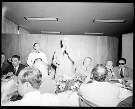Fotografia "Banquete - 'Última Hora' - classes produtoras e financeiras - Sr. Oswaldo Aranha" ([Local n/d] , [Data n/d]) [negativo]. / Fotógrafo(a): [Autoria n/d].  -- ITEM-0005.
