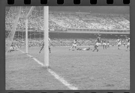 Fotografia "Jogos Campeonato Carioca; 'CAMPEONATO CARIOCA DE 1963' de PROFISSIONAIS (1º Turno) Jogos Vasco x Fluminense (3 x 1) Botafogo x Canto do Rio (3 x 0) America x Madureira (5 x 2) e Olaria x Portuguesa, Reportagem de Esporte" ([Local n/d] , 1963) [negativo]. / Fotógrafo(a): Equipe.  -- ITEM-0187.