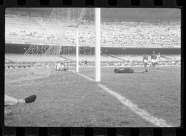 Fotografia "FLUMINENSE X BONSUCESSO; 'CAPEONATO [CAMPEONATO] CARIOCA DE FUTEBOL PROFISSIONAIS' Jogo no Maracanã - Fluminense x Bonsucesso (3x0), sendo que este jogo foi anulado devido a irregularidade havida), Reportagem de Esporte" ([Local n/d] , 1963) [negativo]. / Fotógrafo(a): Demócrito; Ribeiro.  -- ITEM-0022.