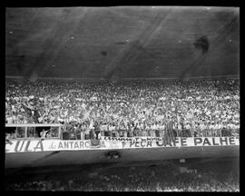 Fotografia "Futebol - Flamengo x Fluminense" ([Local n/d] , [Data n/d]) [negativo]. / Fotógrafo(a): Ângelo e Adir.  -- ITEM-0012.