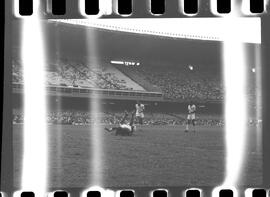 Fotografia "FLUMINENSE X BONSUCESSO; 'CAPEONATO [CAMPEONATO] CARIOCA DE FUTEBOL PROFISSIONAIS' Jogo no Maracanã - Fluminense x Bonsucesso (3x0), sendo que este jogo foi anulado devido a irregularidade havida), Reportagem de Esporte" ([Local n/d] , 1963) [negativo]. / Fotógrafo(a): Demócrito; Ribeiro.  -- ITEM-0034.