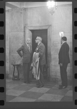 Fotografia "Caso Helio Fernandes ent. dos advogados Prado Keli e Prudente de Moraes Neto; Advogados Prado Keli e Prudente de Moraes Neto - Caso Helio Fernades [Fernandes]" ([Local n/d] , 1963) [negativo]. / Fotógrafo(a): Luiz Pinto.  -- ITEM-0002.