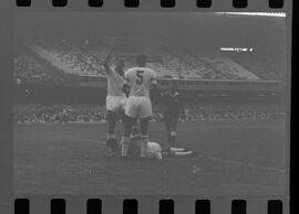 Fotografia "FLUMINENSE X BONSUCESSO; 'CAPEONATO [CAMPEONATO] CARIOCA DE FUTEBOL PROFISSIONAIS' Jogo no Maracanã - Fluminense x Bonsucesso (3x0), sendo que este jogo foi anulado devido a irregularidade havida), Reportagem de Esporte" ([Local n/d] , 1963) [negativo]. / Fotógrafo(a): Demócrito; Ribeiro.  -- ITEM-0051.