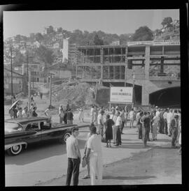 Fotografia "TÚNEL CATUMBI = LARANJEIRAS' Obras de Catumbi (Reportagem com as obras do túnel, que será inaugurada sem ser terminada), Reportagem de Areias" ([Local n/d] , 1963) [negativo]. / Fotógrafo(a): Méra.  -- ITEM-0001.