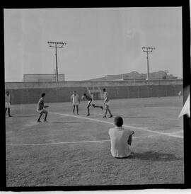 Fotografia "AMERICA F.C.' Rep. c/ Treino do America e reportagem com o goleiro Pompeia em companhia do técnico Daniel Pinto), Reportagem de Esporte" ([Local n/d] , 1963) [negativo]. / Fotógrafo(a): Democrito.  -- ITEM-0004.