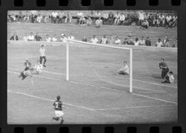 Fotografia "CAPEONATO [CAMPEONATO] CARIOCA DE 1963' (PROFISSIONAIS) (1º Turno) Jogo Famengo [Flamengo] x Campo Grande (5 x 0); Jogo Flamengo e Campo Grande, Reportagem de Esporte" ([Local n/d] , 1963) [negativo]. / Fotógrafo(a): Ribeiro; Demócrito.  -- ITEM-0098.