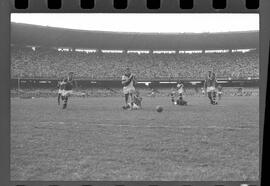 Fotografia "Jogos Campeonato Carioca; 'CAMPEONATO CARIOCA DE 1963' de PROFISSIONAIS (1º Turno) Jogos Vasco x Fluminense (3 x 1) Botafogo x Canto do Rio (3 x 0) America x Madureira (5 x 2) e Olaria x Portuguesa, Reportagem de Esporte" ([Local n/d] , 1963) [negativo]. / Fotógrafo(a): Equipe.  -- ITEM-0191.