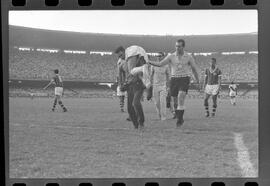 Fotografia "Jogos Campeonato Carioca; 'CAMPEONATO CARIOCA DE 1963' de PROFISSIONAIS (1º Turno) Jogos Vasco x Fluminense (3 x 1) Botafogo x Canto do Rio (3 x 0) America x Madureira (5 x 2) e Olaria x Portuguesa, Reportagem de Esporte" ([Local n/d] , 1963) [negativo]. / Fotógrafo(a): Equipe.  -- ITEM-0068.