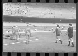 Fotografia "FLUMINENSE X BONSUCESSO; 'CAPEONATO [CAMPEONATO] CARIOCA DE FUTEBOL PROFISSIONAIS' Jogo no Maracanã - Fluminense x Bonsucesso (3x0), sendo que este jogo foi anulado devido a irregularidade havida), Reportagem de Esporte" ([Local n/d] , 1963) [negativo]. / Fotógrafo(a): Demócrito; Ribeiro.  -- ITEM-0075.