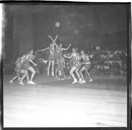 Fotografia "CAMP. BRAS. BASQUETE; 'BASQUETE = CAMPEONATO BRASILEIRO RALIZADO [REALIZADO] EM BRASÍLIA. BRASÍLIA - Campeonato Brasileiro de Basquete (Fases de jogos)" ([Local n/d] , 1963) [negativo]. / Fotógrafo(a): Neville.  -- ITEM-0008.