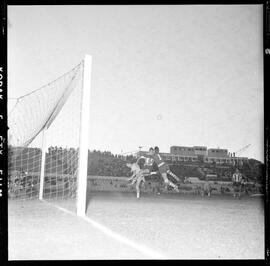 Fotografia "Futebol - Brasil x Paraguai" ([Local n/d] , [Data n/d]) [negativo]. / Fotógrafo(a): Equipe.  -- ITEM-0009.