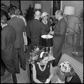 Fotografia "Cocktail [Coquetel] com o Sr. Samuel Wainer" ([Local n/d] , [Data n/d]) [negativo]. / Fotógrafo(a): Luiz Santos.  -- ITEM-0002.
