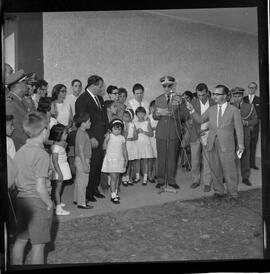 Fotografia "ESCOLA VICENTINA GOULART' Inauguração da Escola D. Vicentina em Brasília por Jango, e filhos na Zona Alfa Noronha" ([Local n/d] , 1963) [negativo]. / Fotógrafo(a): Neville.  -- ITEM-0002.