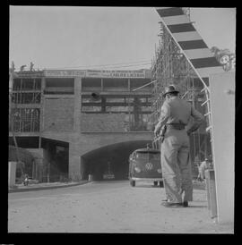 Fotografia "TÚNEL - CATUMBI = LARANJEIRAS' Reportagem no Túnel Catumbi Laranjeiras, Reportagem de Carlos Areias" ([Local n/d] , 1963) [negativo]. / Fotógrafo(a): Ferreira.  -- ITEM-0002.