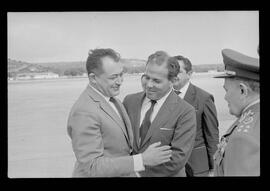 Fotografia "Jango em Recife; Jango Goulart em Recife. sendo recebido pelo Governador Miguel Arraes no Aeroporto do Estado.)" ([Local n/d] , 1963) [negativo]. / Fotógrafo(a): Sucursal.  -- ITEM-0008.