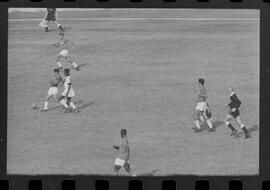 Fotografia "CAMPEONATO CARIOCA DE PROFISSIONAIS DE 1963 (1º TURNO) Jogos - Campeonato Carioca. Flamengo x Madureira (5 x 0) - Vasco x América (2 x 0) e Fluminense x Portuguesa (1 x 1). e Peter Kedzierski, homem voador dos EUA, (Vôo)" ([Local n/d] , 1963) [negativo]. / Fotógrafo(a): Equipe.  -- ITEM-0043.