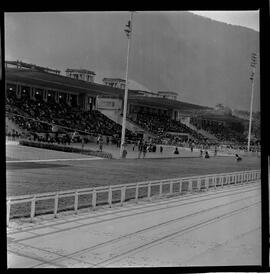 Fotografia "Turf. Hipódromo da Gávea; 'TURFE' Reportagem e Turf, no Hipódromo da Gávea (Carreiras e Daniel Fontoura, repórter de turfe de UH com turfistas), Reportagem de Wilson Nascimento" ([Local n/d] , 1963) [negativo]. / Fotógrafo(a): Diniz.  -- ITEM-0004.